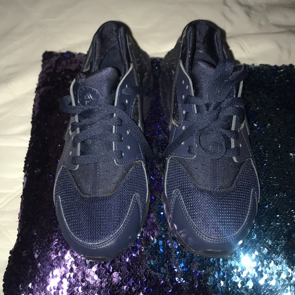 Navy blue nike huaraches
